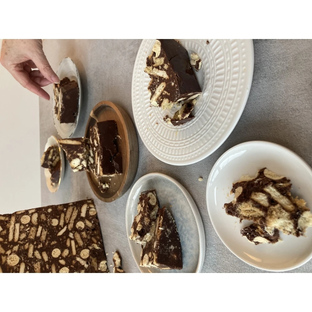 Brigid's Cake Room Round Chocolate Biscuit Cake Tin Liner Kit